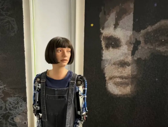 最新AI工具消息:AI 藝術家 Ai-Da 在 Sotheby蘇富比 拍賣行創造歷史